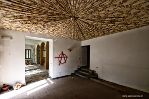 Soffitto con tenda nella villa delle poltrone rosse