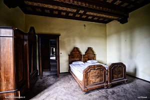 Camera da letto nella villa delle poltrone rosse