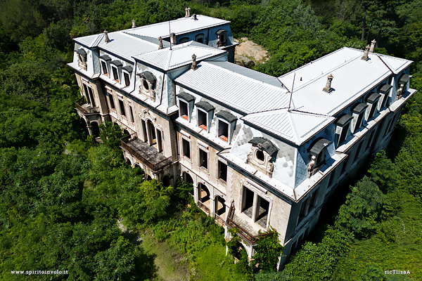 La bellissima scalinata di villa Pallavicino Mossi