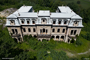 La bellissima scalinata di villa Pallavicino Mossi