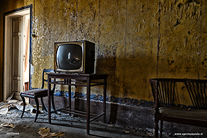 Un vecchio televisore dentro Villa Runia