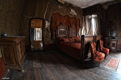 Camera da letto con arazzi di villa Siotto Pintor