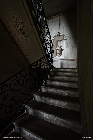 Scale con stemma di villa Siotto Pintor