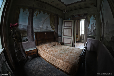 Camera con pareti affrescate di villa Siotto Pintor