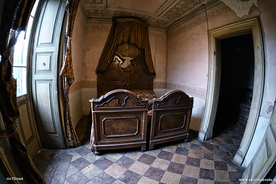 Letto a baldacchino di villa Siotto Pintor