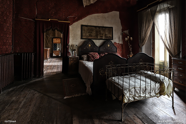 Letto matrimoniale e culla di villa Siotto Pintor