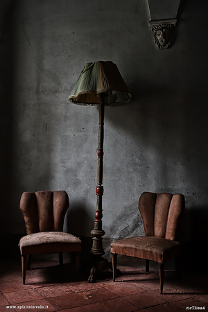Poltrone e lampada di villa Siotto Pintor