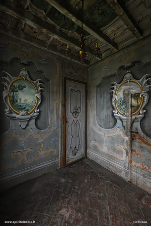 Stanza con partei di legno e stemmi di villa Siotto Pintor