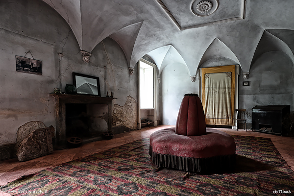 Divano a sombrero nella villa Siotto Pintor