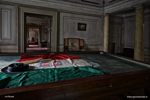 Tavolo da biliardo con bandiera italiana nella villa Siotto Pintor