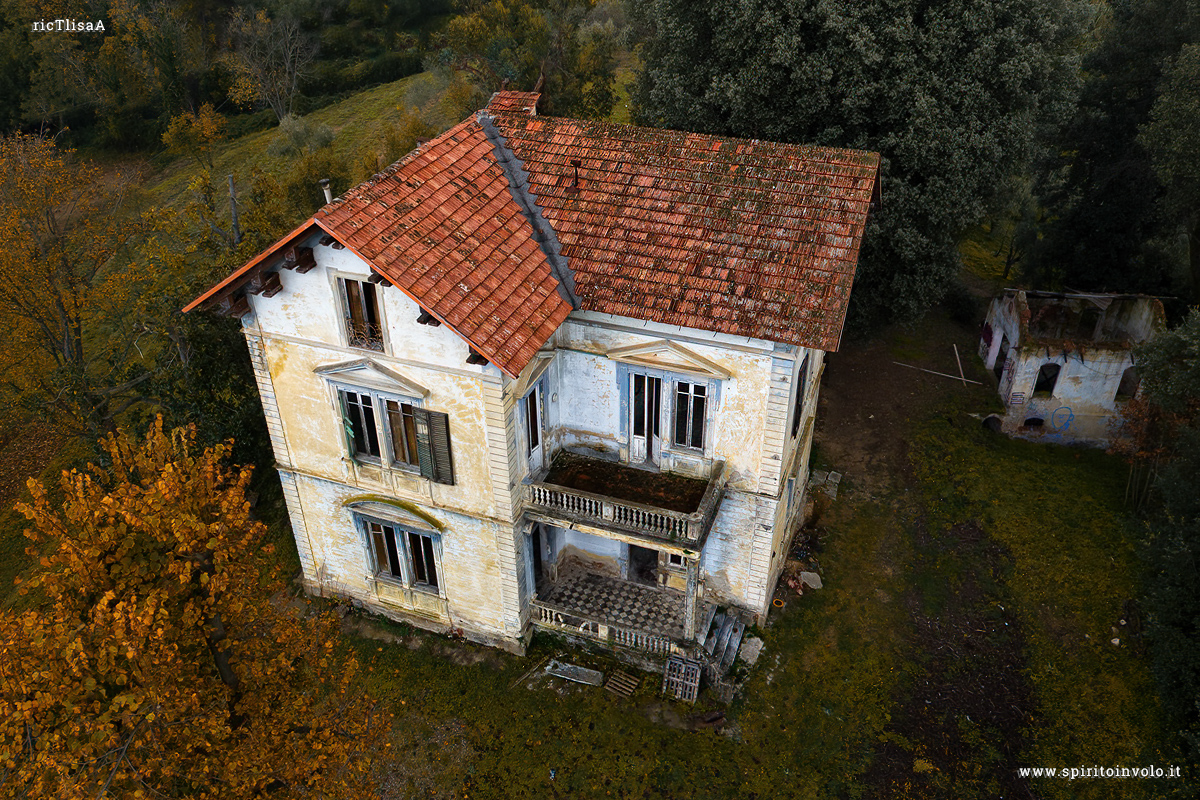 Foto con il drone della facciata di Villa Spogliata